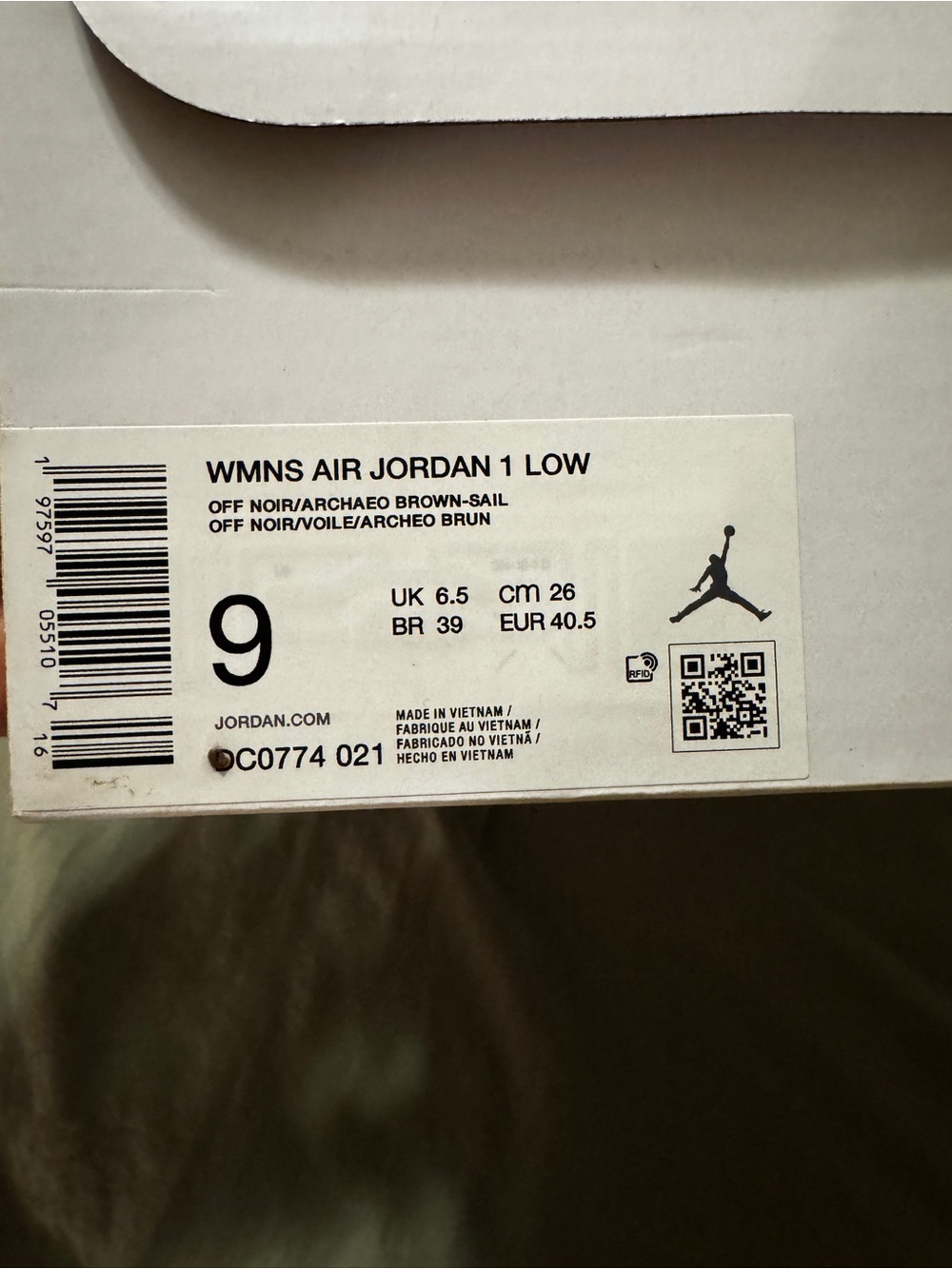 Nike Low-Top Sneaker in Brown and Black - Picture 8 of 8